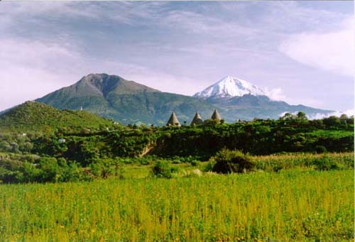 Vista del Tlilt&eacute;petl (Volc&aacute;n Sierra Negra), con el
Citlalt&eacute;petl (Pico de Orizaba) al fondo